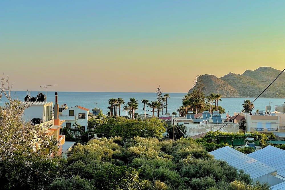 Luxurious 3-bedroom house with panoramic sea view 3 minutes walk from the beach in Agia Marina, Chania und Umgebung