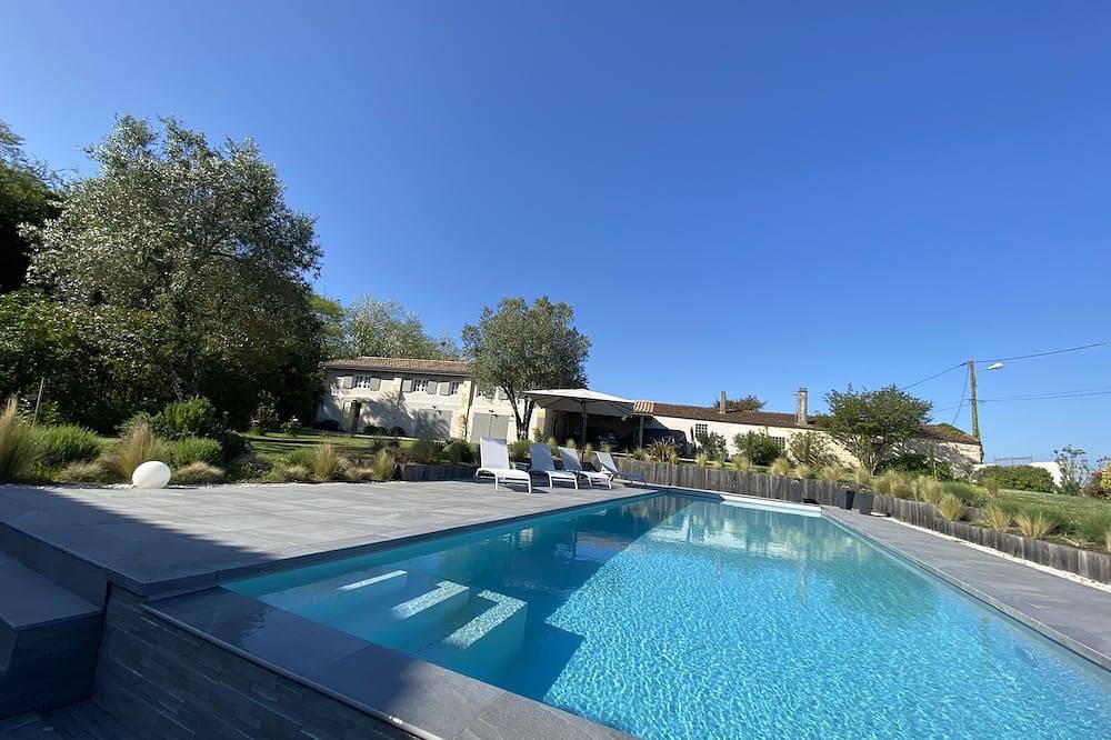 Gîte de charme en Médoc à proximité des plages-Grande piscine au sel in Saint-Christoly-Médoc, Parc naturel régional du Médoc