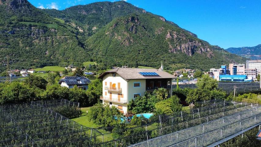 B&b voor 3 personen, with tuin and uitzicht as well as zwembad in Bozen