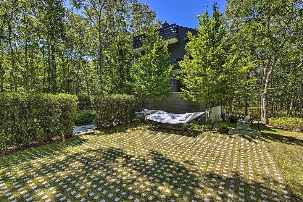 Unique Southampton Getaway w/ Rooftop Deck! in North Sea (NY), Hamptons