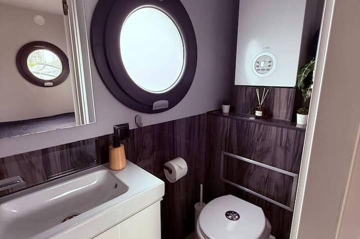 Cosy Houseboat `Eclipse` in Marina Monnickendam in Monnickendam, Markermeer