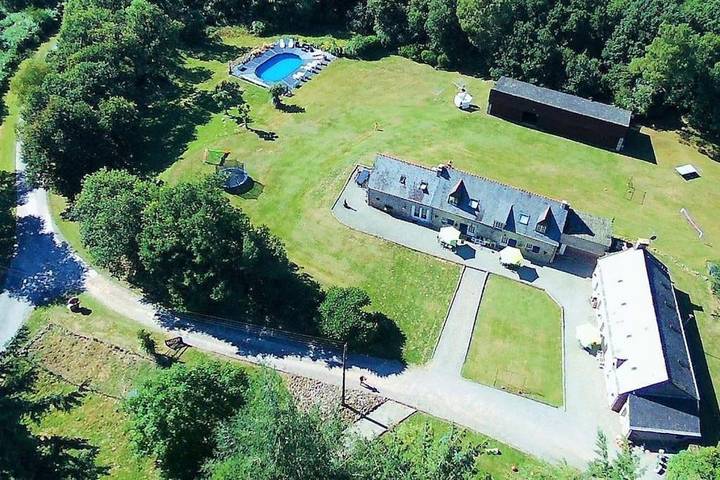 Location de vacances pour 4 personnes, avec vue ainsi que piscine et jardin, adapté aux familles à Malguénac - 2