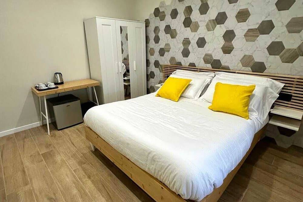 2 steps from Naples airport, cozy and new facility. in Naples, Naples Province