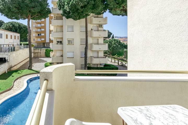 Apartamento entero, Apartamento 'San Enrique' con piscina compartida, terraza privada y aire acondicionado. in La Escala, Alt Empordà