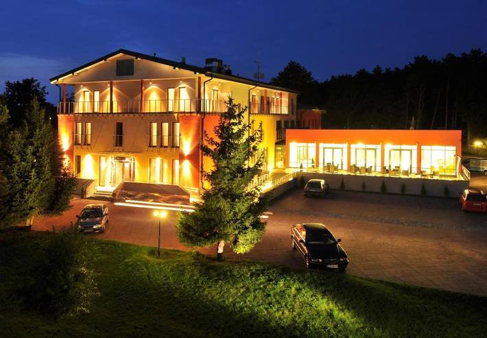 Ośrodek wypoczynkowy dla 3 osób, z Taras i Jacuzzi oraz Ogród i Basen w Łazy