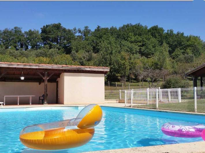 Location de vacances pour 14 personnes, avec piscine ainsi que jardin et vue à Puygaillard-de-Quercy
