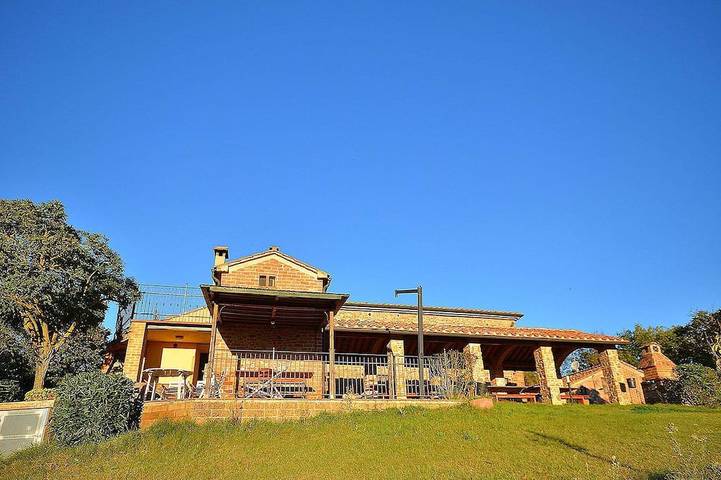 Agriturismo per 2 persone, con giardino e piscina in Peccioli
