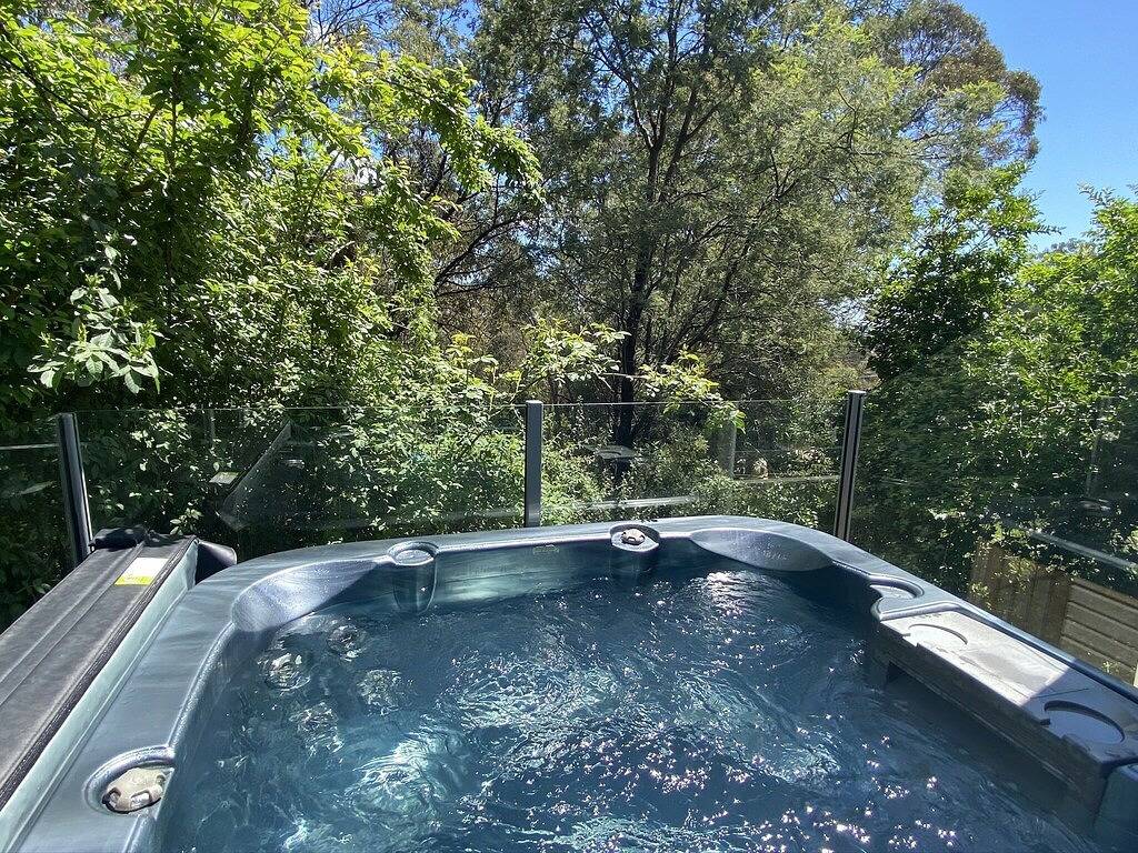 Treetops - wood fire, outdoor spa and great coffee in Daylesford, Hepburn Shire