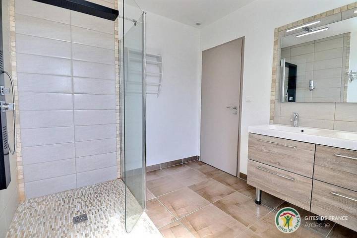 Location de vacances pour 10 personnes, avec jardin ainsi que piscine et vue à Mirabel - 3