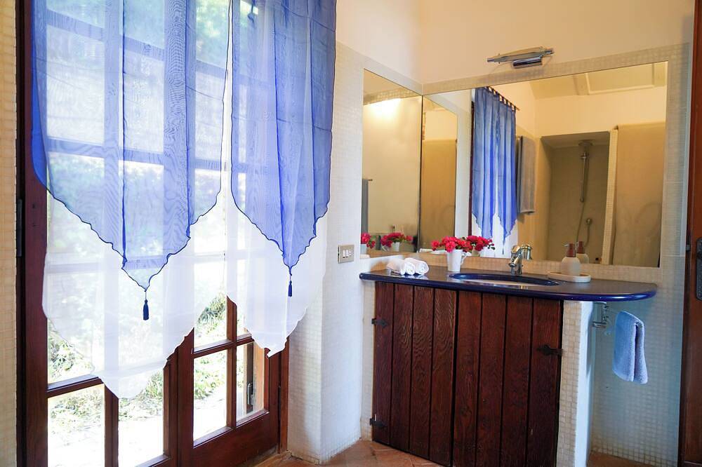 Two Cozy Cottages with Lake and Castle Views in Bracciano, Lac de Bracciano
