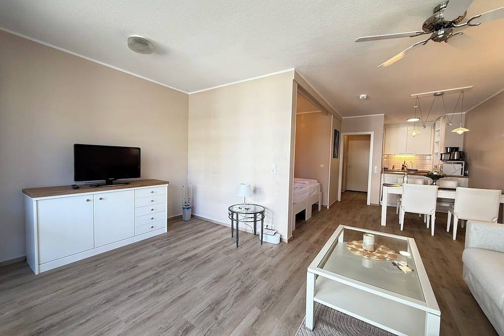 Ganze Wohnung, 2 Zimmerapartment mit Balkon und Teilmeerblick, Sauna im Haus am Hang 9 in Scharbeutz, Ostholstein