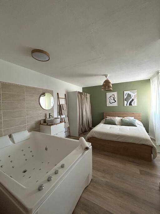 Appartement de vacances pour 4 personnes, avec Jacuzzi ainsi que Terrasse et Piscine