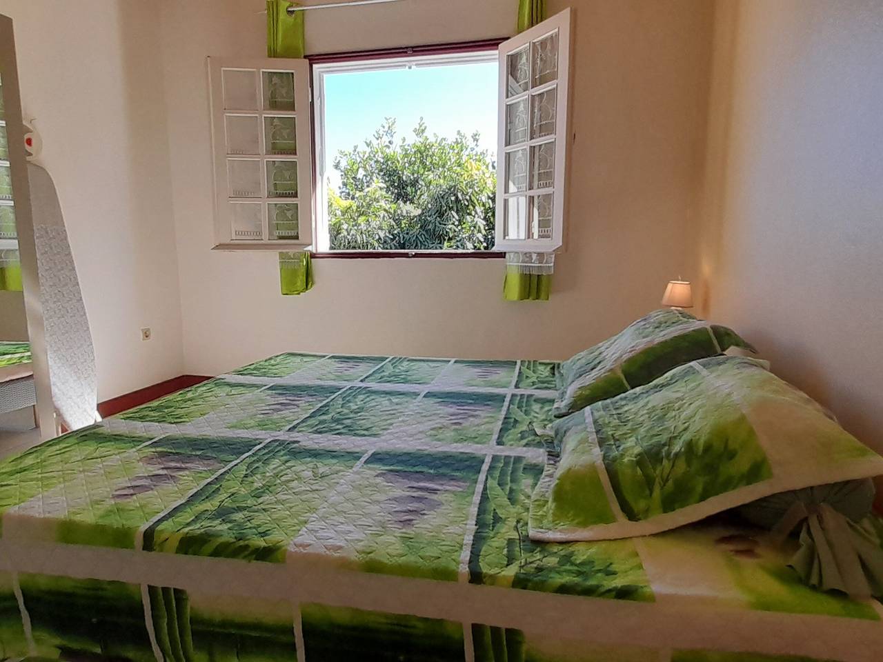 Gîte Bec Rose in halber Höhe mit Küstenblick, 2 Schlafzimmer in Le Guillaume (Réunion), Saint-Paul