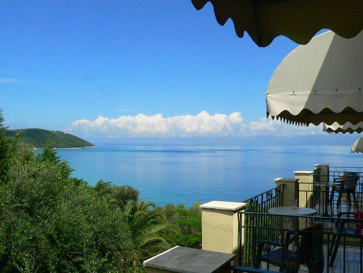 Glamping for 2 people, with terrace and garden as well as ocean view in Greece