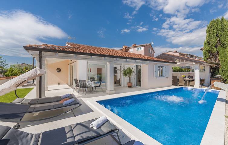 Ferienhaus für 7 Personen, mit Pool in Zbandaj