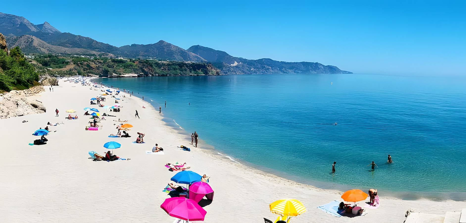 Appartement entier, Appartement « Burriana Beach Apt Nerja » avec vue sur la montagne, Wi-Fi et climatisation in Playa de Burriana, Nerja