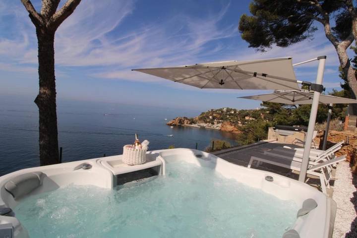 Maison de vacances pour 6 personnes, avec Balcon et Jacuzzi ainsi que Terrasse et Jardin à Ensuès-la-Redonne