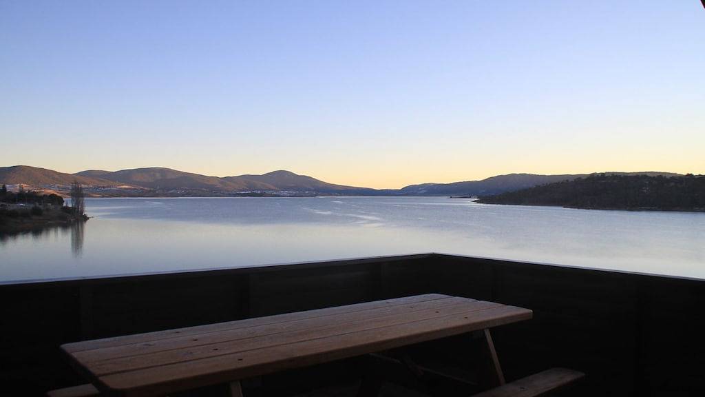 Ganze Wohnung, Absolute Seeseite, atemberaubende Lage direkt in Jindabyne in Jindabyne, New South Wales