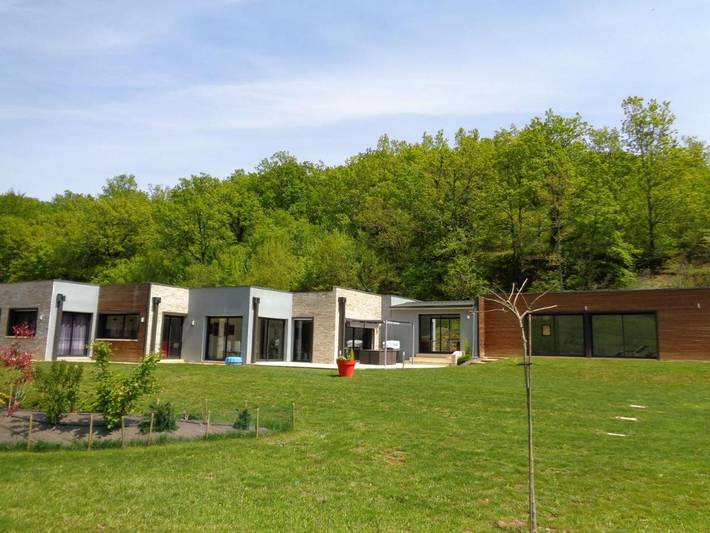 Location de vacances pour 10 personnes, avec Jacuzzi et Terrasse ainsi que Jardin et Piscine à Orliaguet