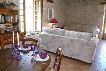 Gîte pour 2 personnes, avec jardin ainsi que terrasse et jacuzzi à Boisse