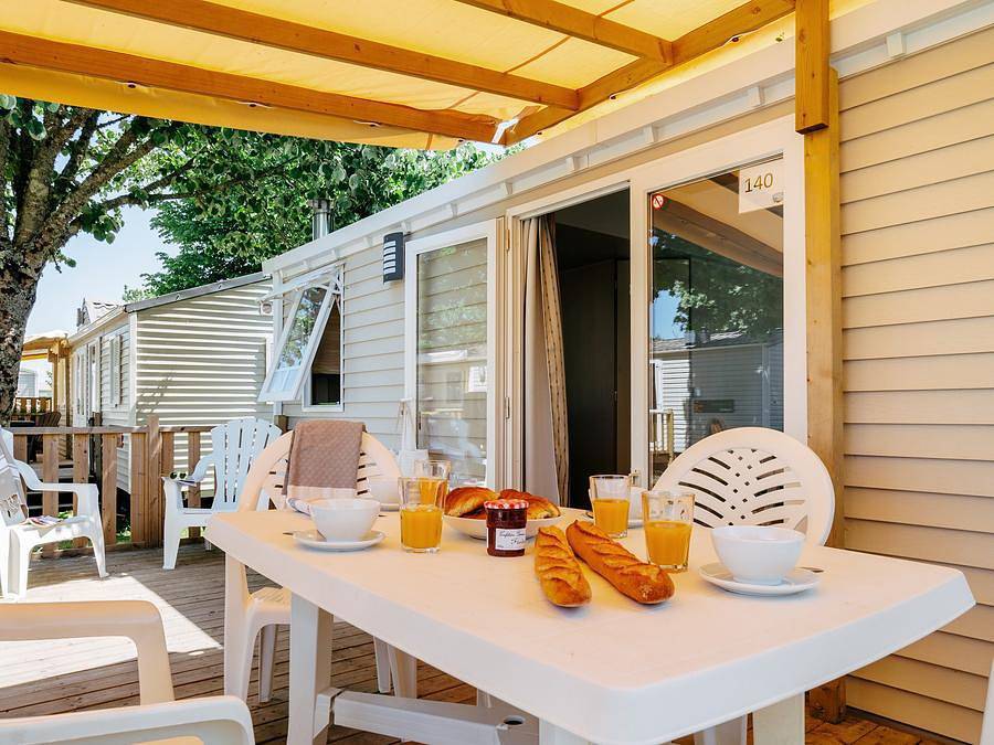 Camping maeva Escapades Le Hameau des Pins - Mobilhome 4 personas - Mobil-home | Confort Xl | 2 Dormitorios | 4 Pers. | Terraza elevada | Aire acondicionado. in La Moutone, La Crau