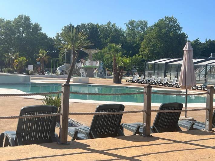 Camping pour 6 personnes, avec terrasse et piscine ainsi que vue et vue sur le lac, animaux acceptés