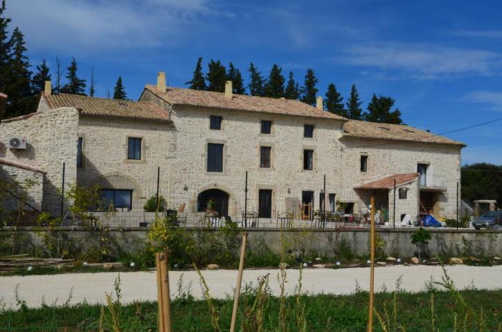 Gîte pour 10 personnes, avec terrasse et piscine, animaux acceptés à Montségur-sur-Lauzon