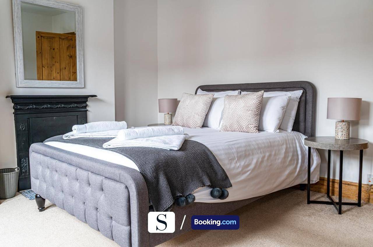The Salisbury Large Executive House By Silva Short Lets & Serviced Accommodation Bedford With Free Wifi & Courtyard Garden in Bedford