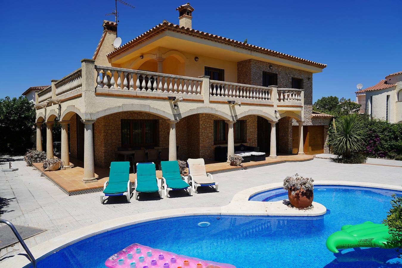 Geräumige Villa mit privatem Pool in Strandnähe an der Costa Brava in Sant Pere Pescador, Oberampurien