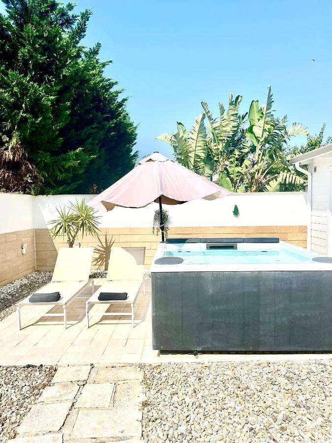 Polignano Villa with Jacuzzi, Garden & Parking in Polignano a Mare, Provincia di Bari