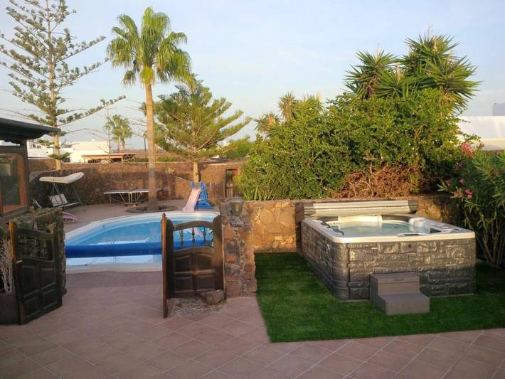 Chalet para 12 personas, con piscina además de jacuzzi y jardín, Familias con niños - 1