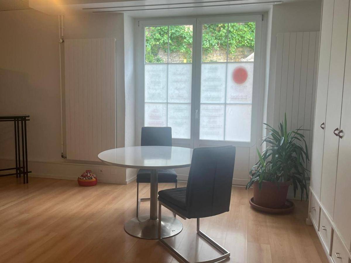 Appartement de vacances entier, Vaste chambre au centre ville, à 2 minutes du Lac in Neuchâtel, Lake Neuchâtel