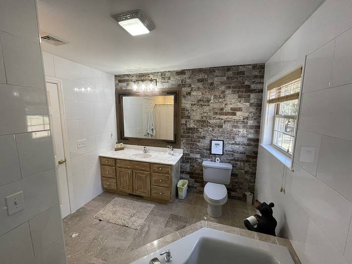 Vacation rental for 16 people, with hot tub and yard in Catskill Mountains