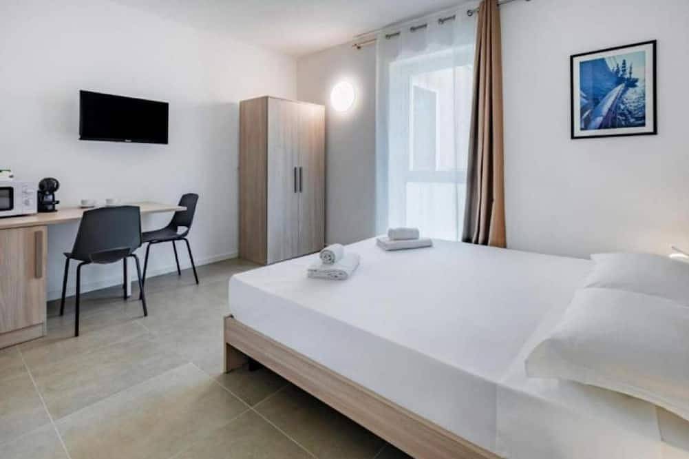 🏡 Modern & Functional Rooms in Mestre – Brand-New Guesthouse with Free Parkingperfectly located for Venice: bus no. 5 passes every 10 minutes and takes you directly to the historic center in just a few minutes! Rooms are equipped with a comfortable in Mestre, Venice