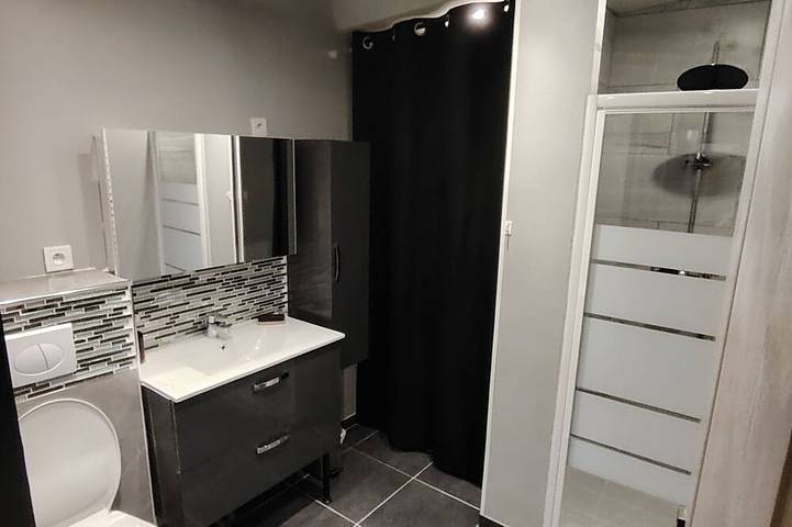 Gîte pour 3 personnes, avec terrasse ainsi que jardin et piscine à Vitrolles - 4