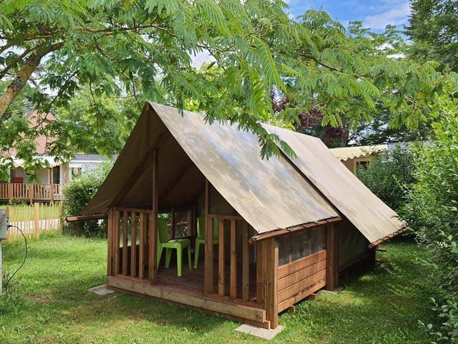 Camping Le Château - Tente en toile et en bois 2 personnes - Cabane Toilée Bois Cyclo 1 chambre ( sans sanitaires) 2 pers in Hauterives, Région de Valence