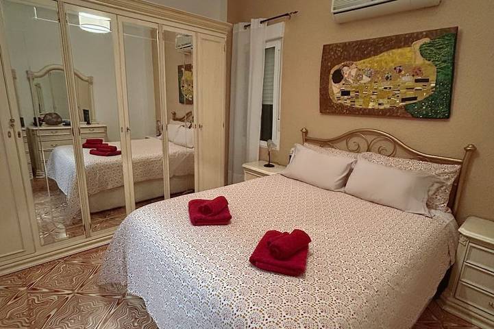 El Almazán. Casa tranquila con patio interior, próxima al centro y a las rutas. in Buñol, Provincia de Valencia
