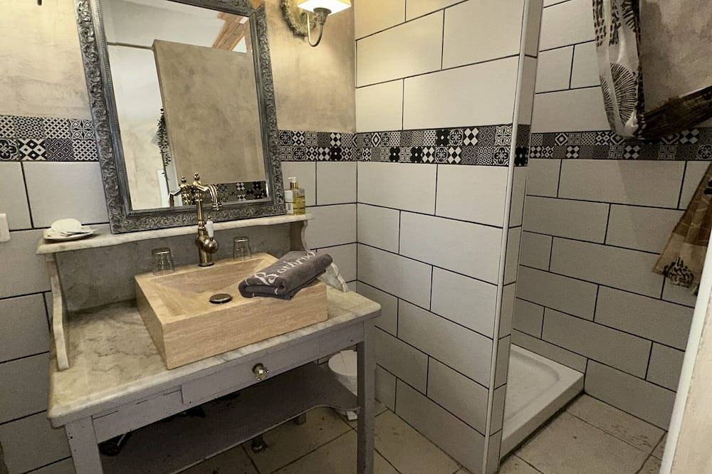 Doppelzimmer-Komfort-Ensuite mit Dusche-Gartenblick in Bouc-Bel-Air, Mittelmeerküste (Frankreich)