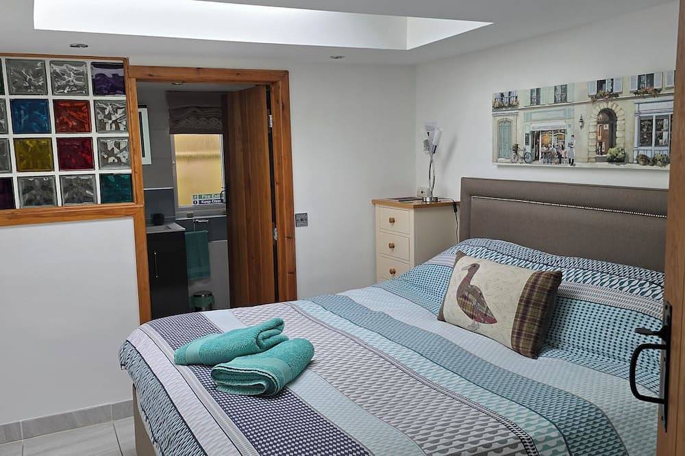 Coppice, Entire 1 bedroom annex, pet friendly. Ev Charger. in Barton on Sea, Hampshire