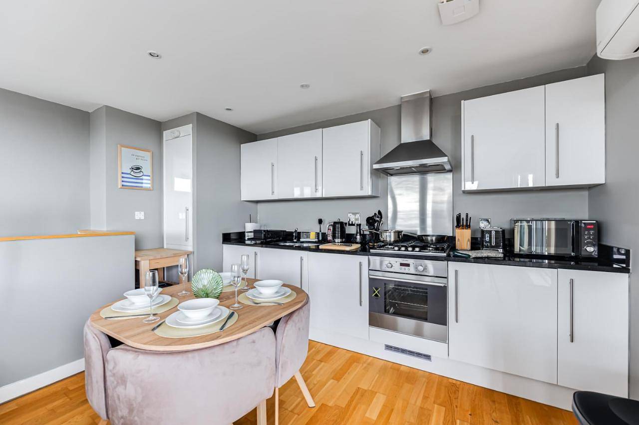 Entire apartment, Two-Bedroom Deluxe Apartment with Balcony in Bedford