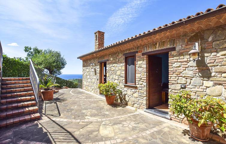 Entire holiday apartment, Sea View Apartment with Pool, AC, Kitchen & Internet in Casal Velino, Cilento Coast