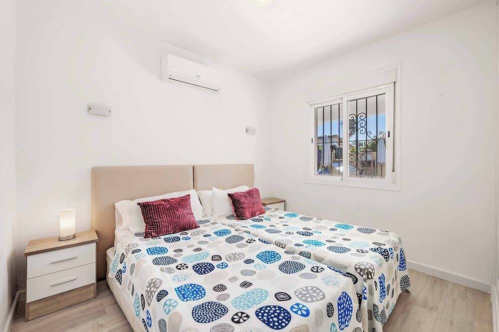 Villa Esmerelda Sun - Four Bedroom Villa, Sleeps 8 in Vilas de Costalita, Estepona