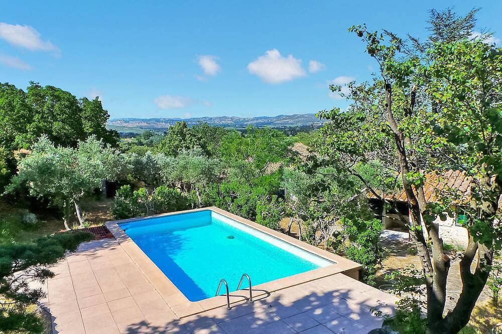 Lovely home in Saint-Martin-de-Crau in Saint-Martin-de-Crau, Arles region