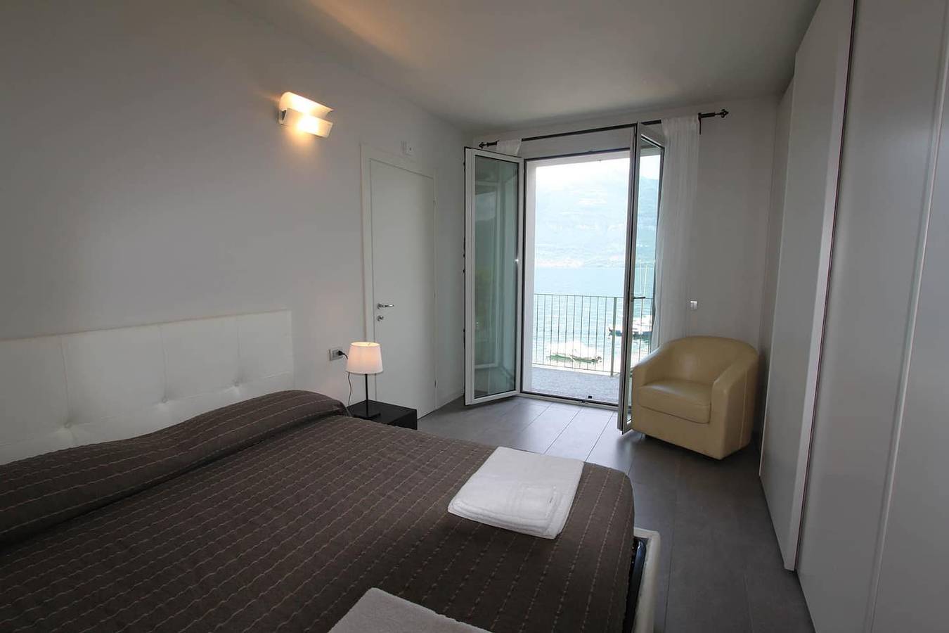 Ganze Ferienwohnung, The Green house on the Lake in Lezzeno, Comer See