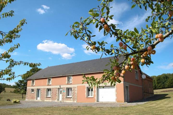 Gîte pour 12 personnes, avec terrasse et vue à Chaumont-Porcien