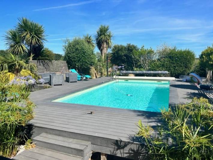 Location de vacances pour 8 personnes, avec jardin ainsi que piscine et terrasse à Rédené
