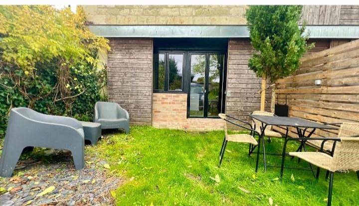 Gîte pour 2 personnes, avec jardin ainsi que vue et terrasse, animaux acceptés à Les Ulmes - 4