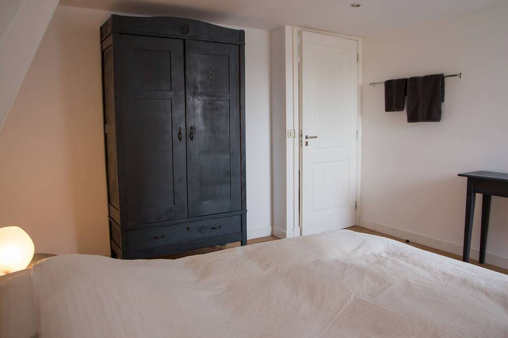 Ganze Wohnung, Canal house top floor in historic center Gouda in Gouda, Groene Hart
