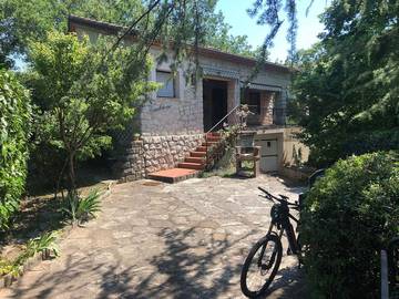 Gîte pour 2 personnes, avec terrasse ainsi que piscine et jardin, animaux acceptés en Ardèche