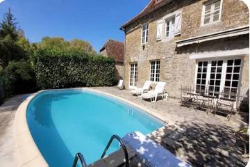 Gîte pour 8 personnes, avec terrasse à Cavagnac